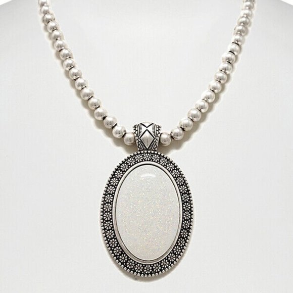 Jewelry - Pearl necklace and earrings set